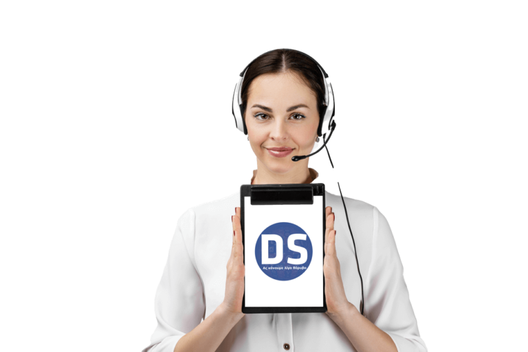 woman holding mobile with dskomotini logo